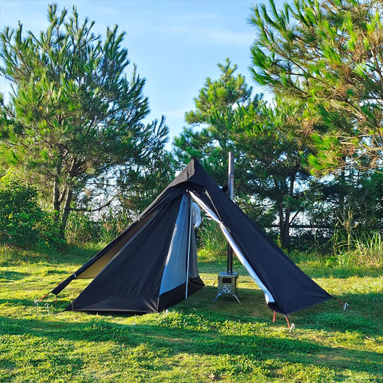 tente camping dans forêt avec poêle