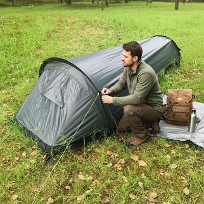 homme avec tente randonnée verte