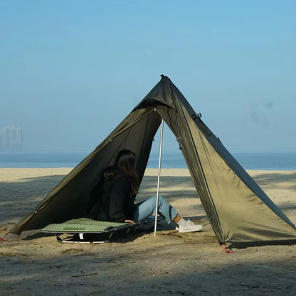 tente camping avec personne assise sur matelas