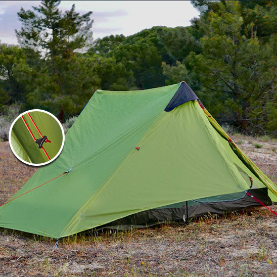 tente camping dans forêt