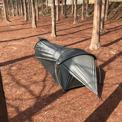 tente trekking entre arbre